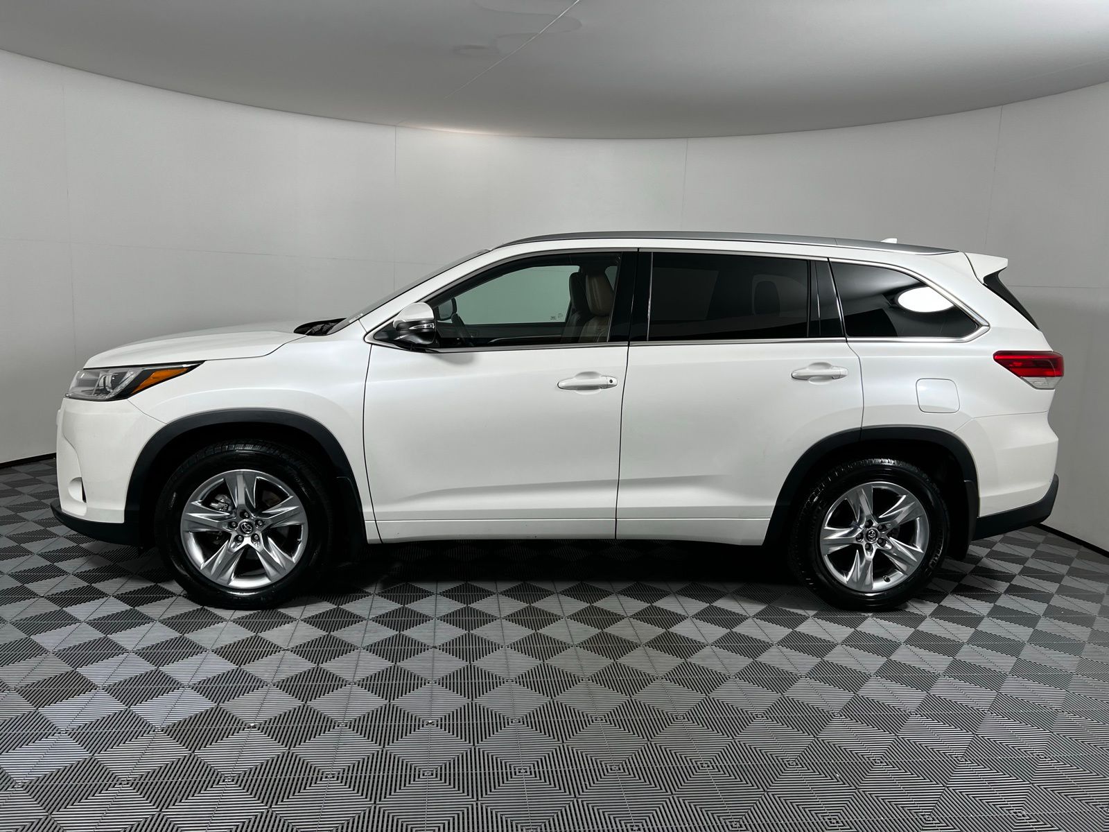Thumbnail: 2018 Toyota Highlander - 8