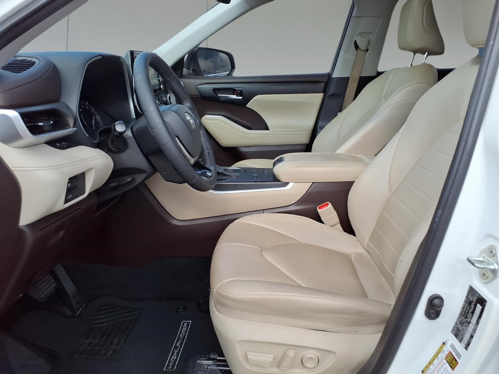 2021 Toyota Highlander XLE White at Toyota of Victoria