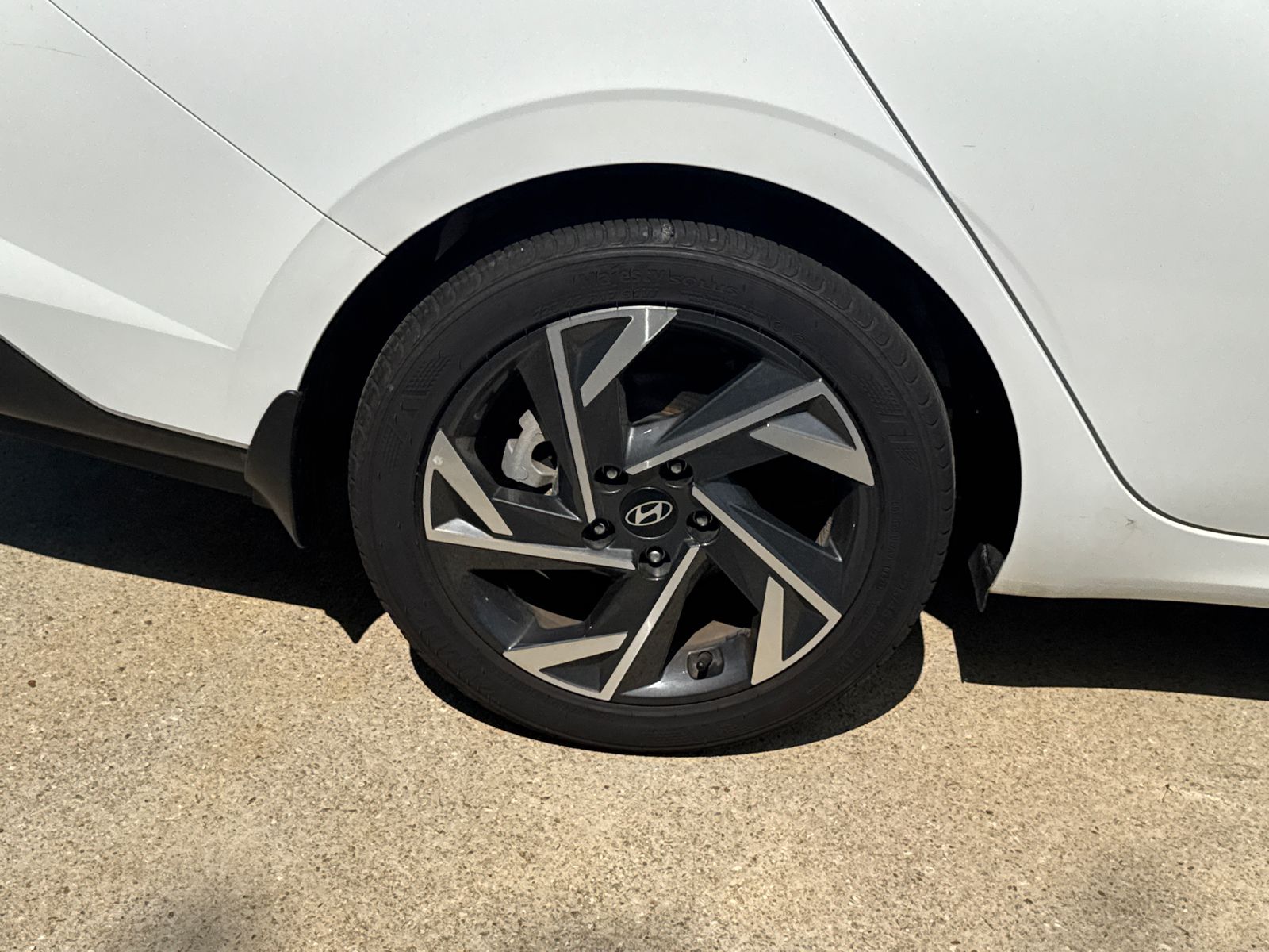 Used 2025 White Hyundai SEL Sport image 17