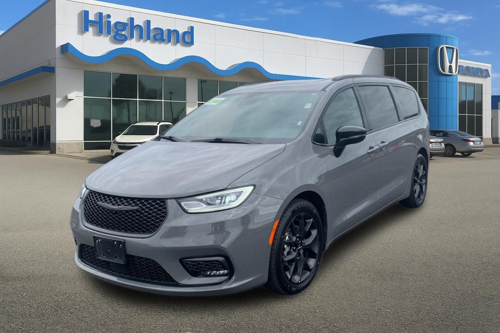 Ceramic Gray Clearcoat 2025 Chrysler Pacifica Minivan Front-Wheel Drive 9-Speed Automatic