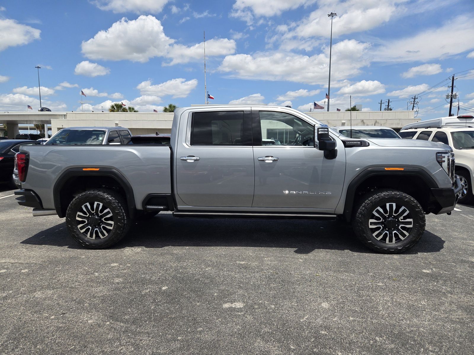 View vehicle photo 4