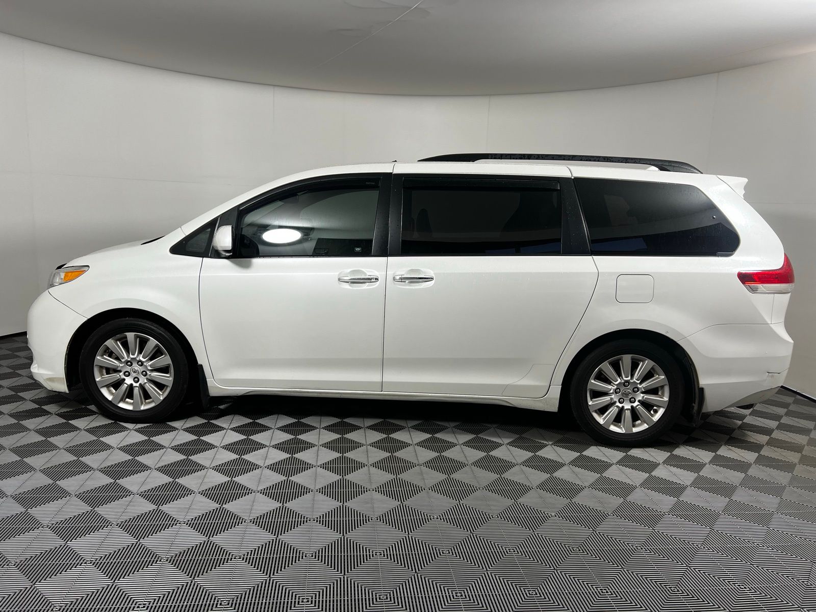 Thumbnail: 2011 Toyota Sienna - 8