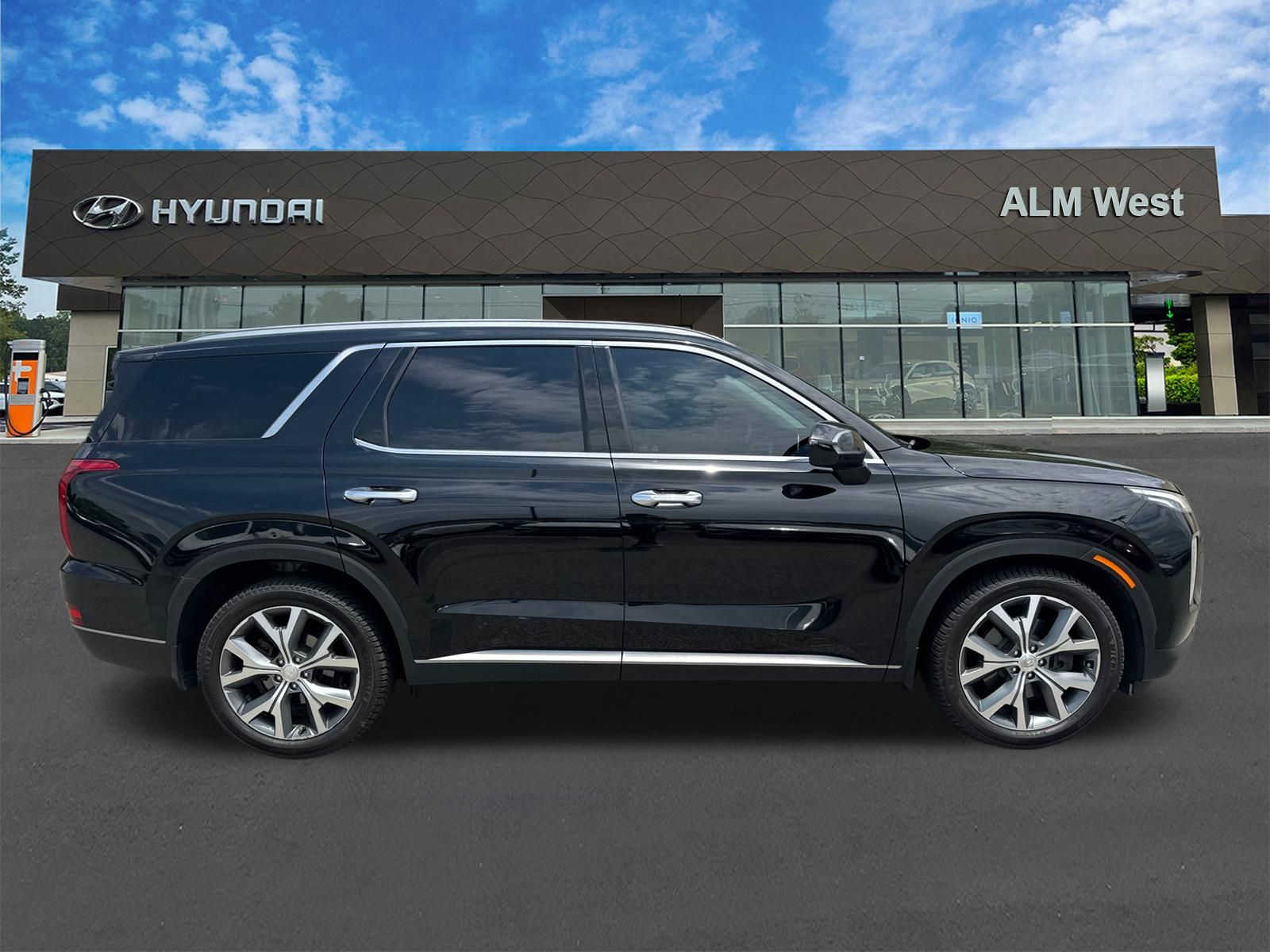 View vehicle photo 4