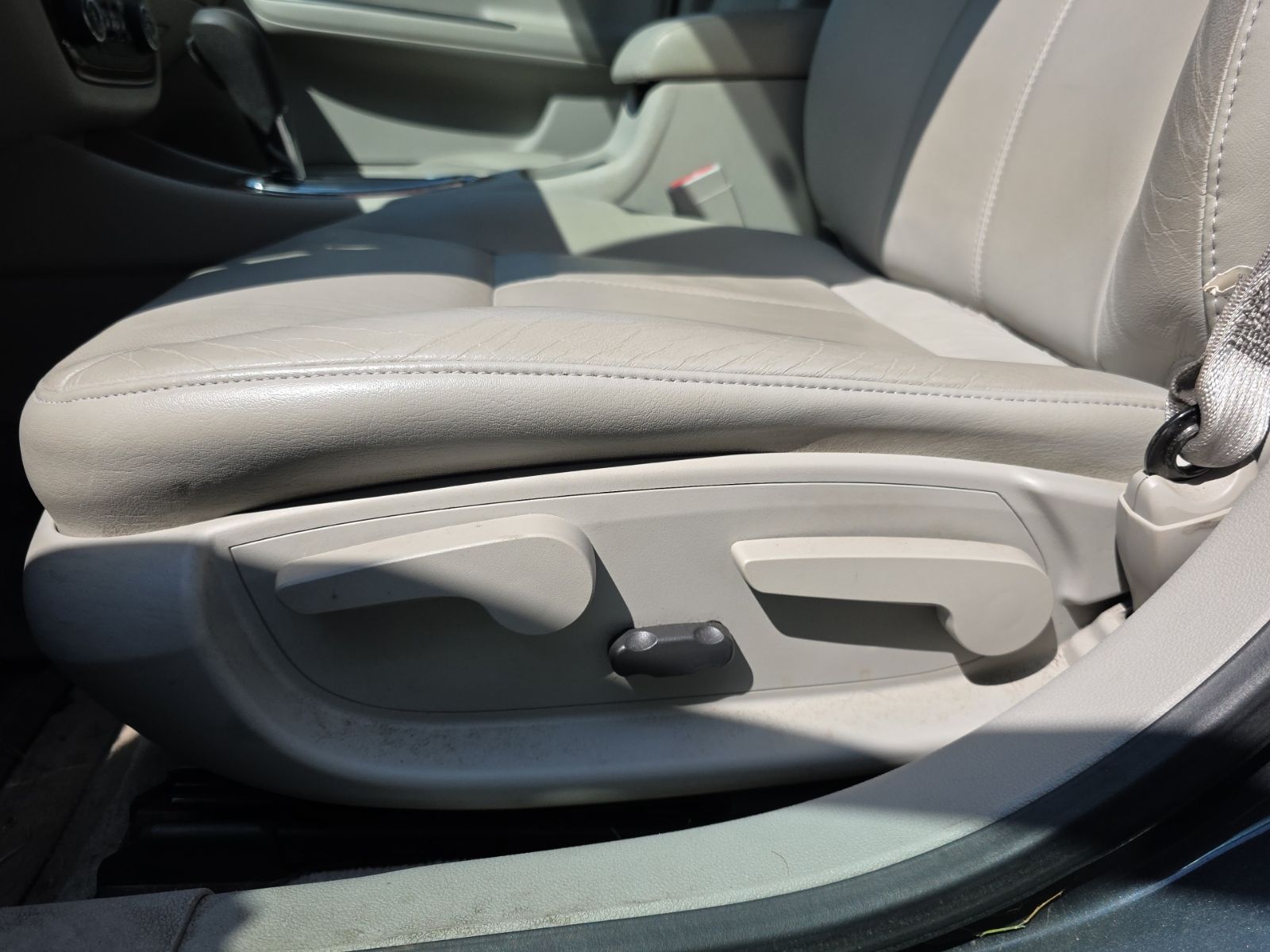 Used 2009 Gray Chevrolet LT image 26
