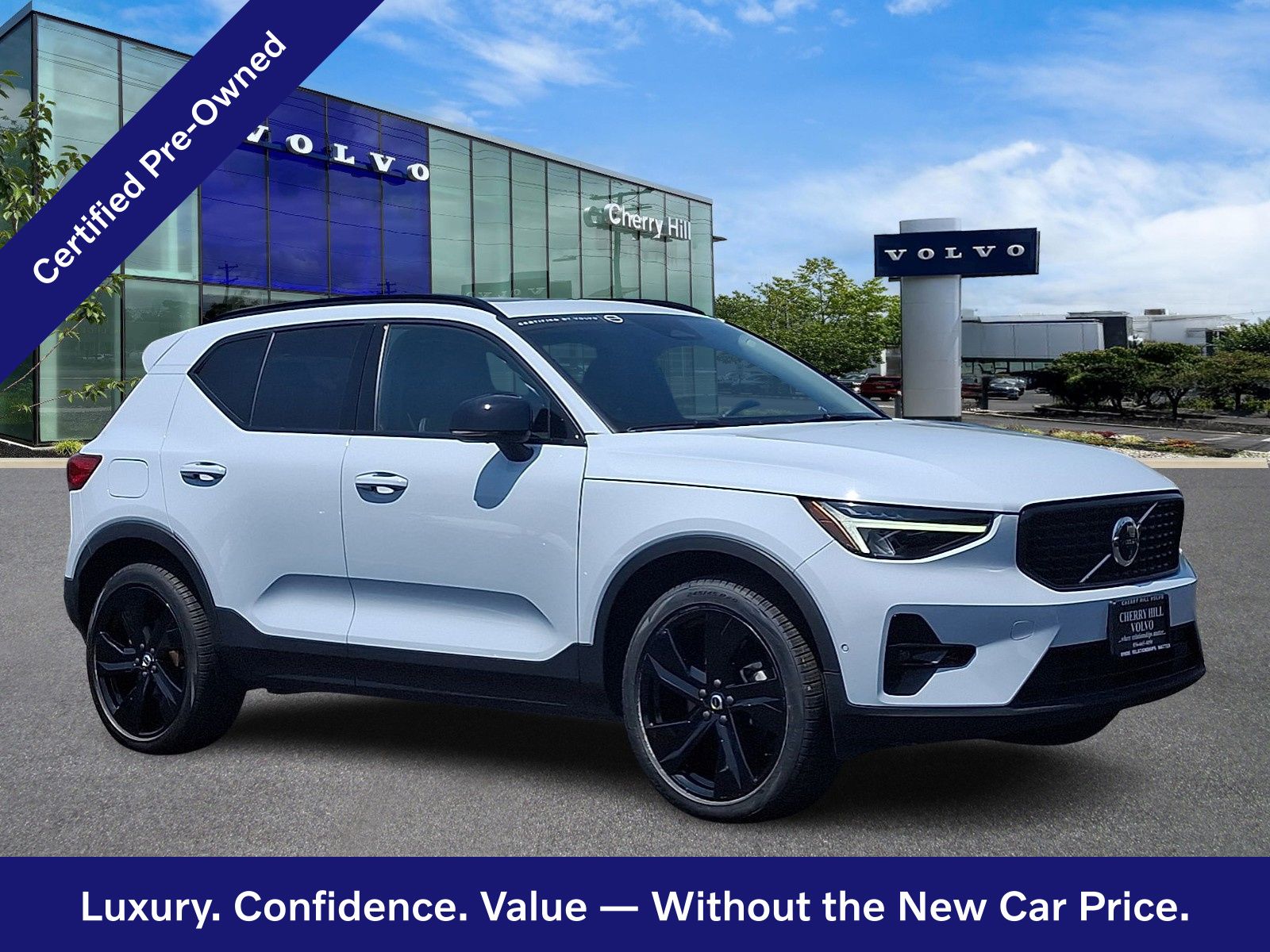 White (Cloud) 2024 Volvo XC40 SUV / Crossover All-Wheel Drive Automatic