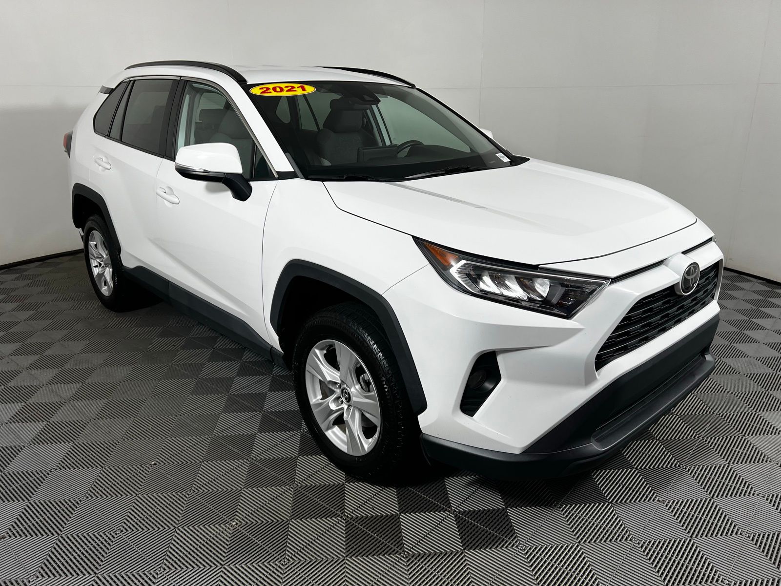 2021 Toyota RAV4 XLE 3