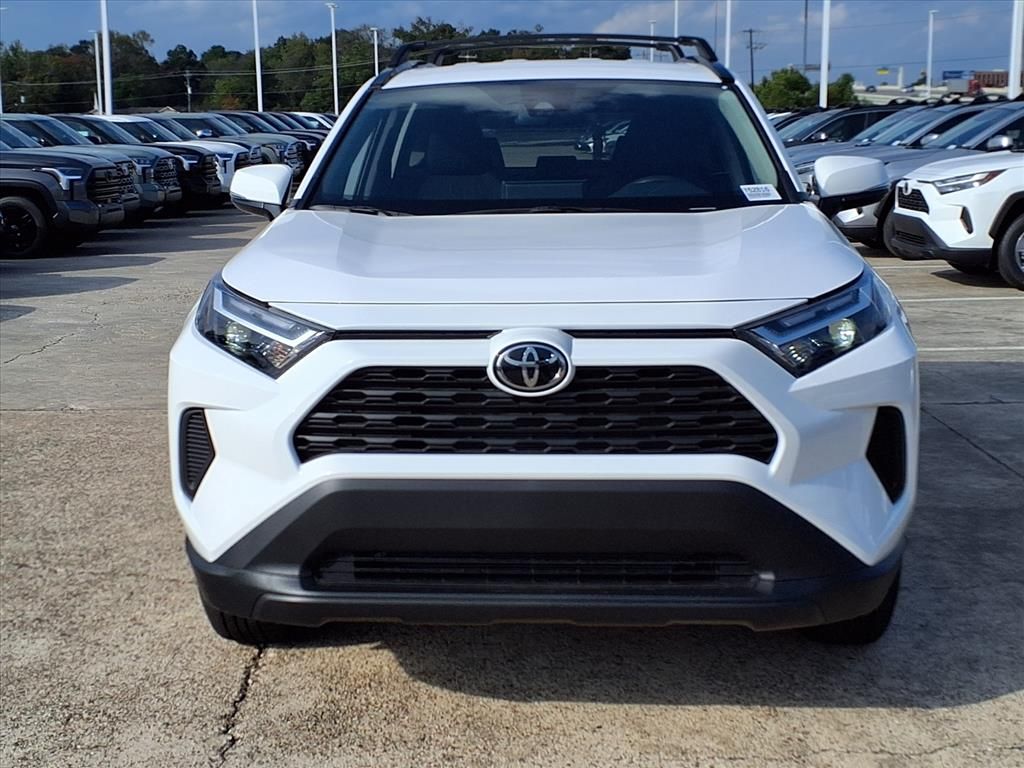 2025 Toyota RAV4 XLE photo 4