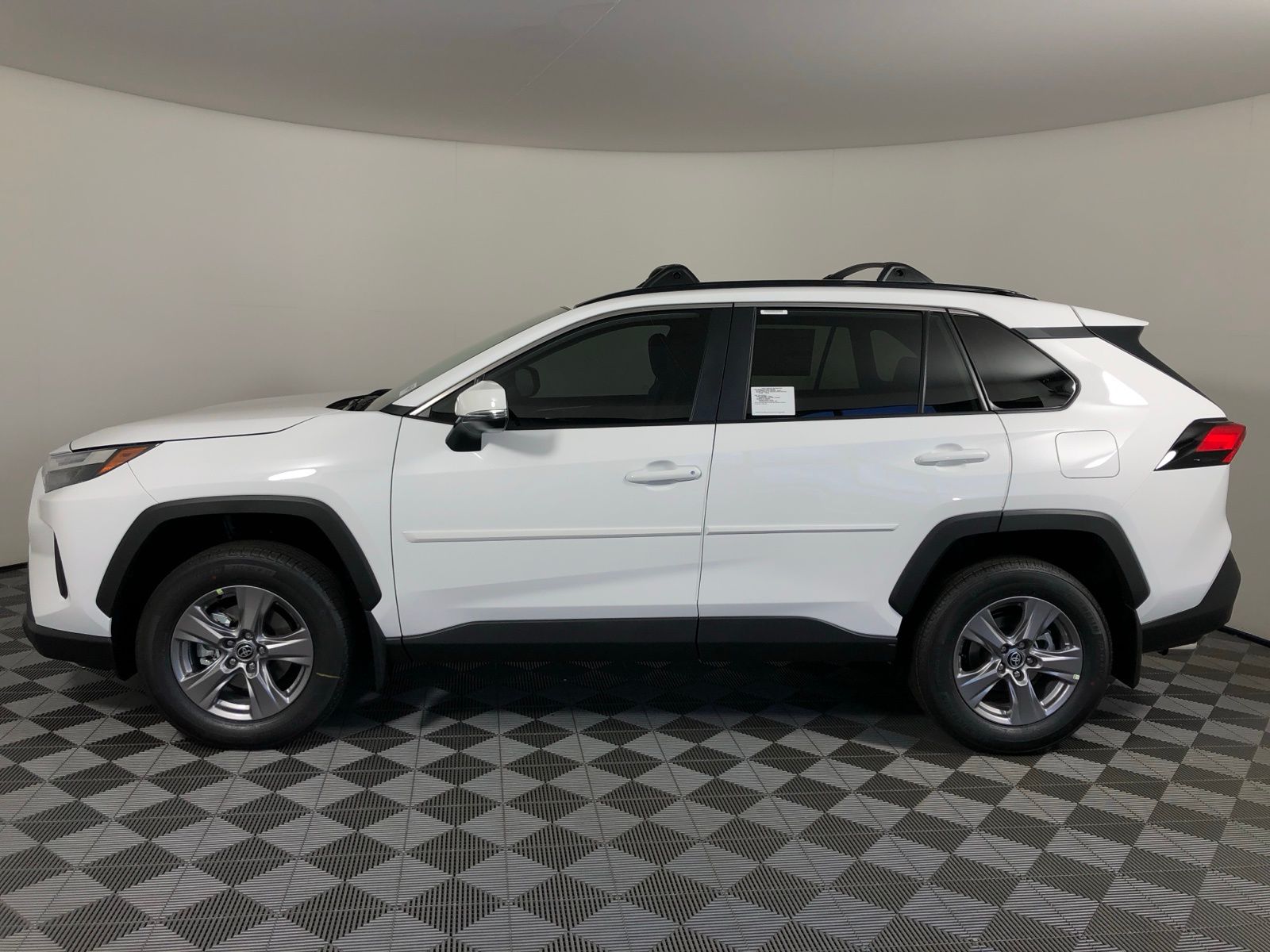 2025 Toyota RAV4 XLE 8