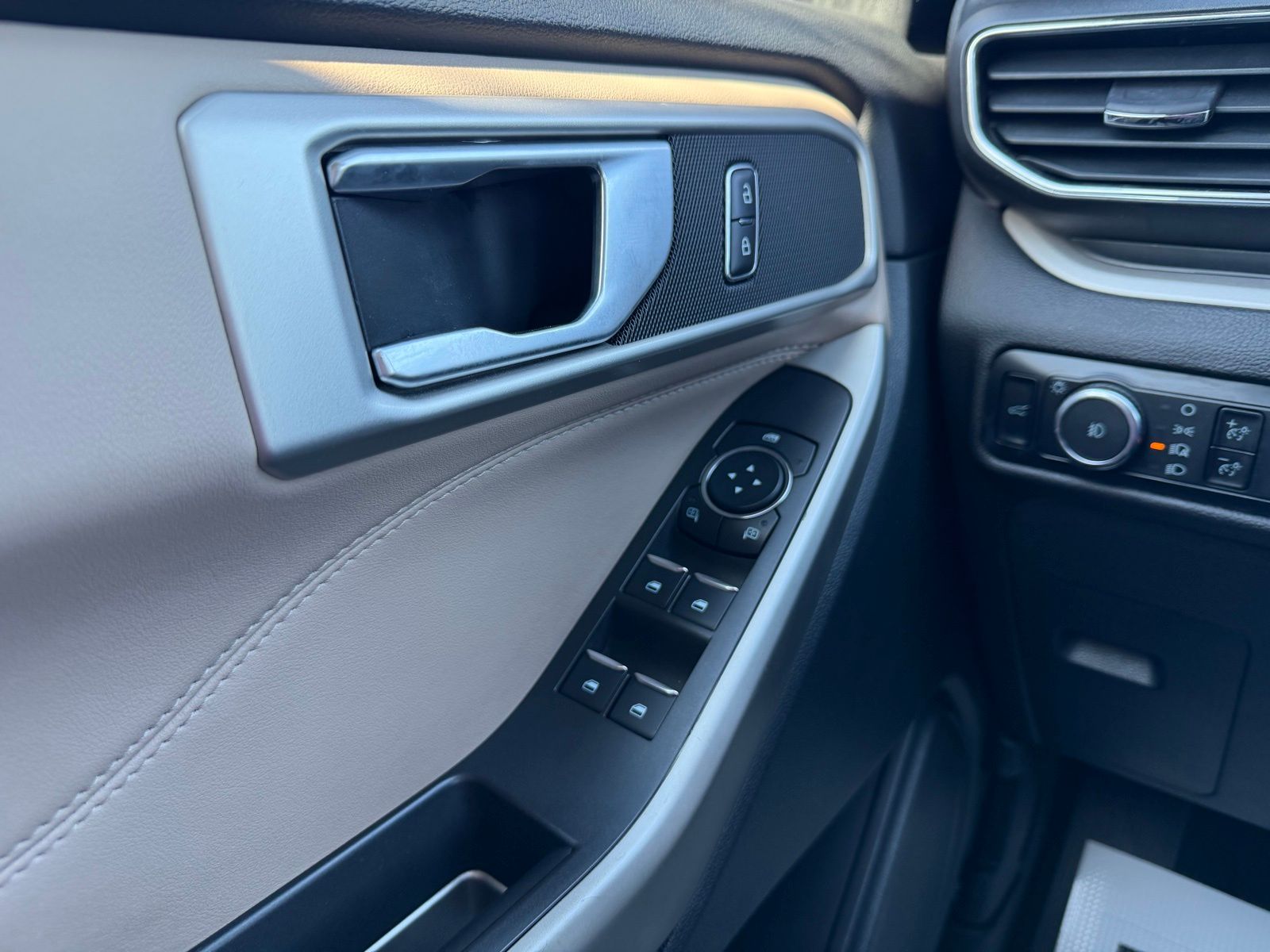 2023 Ford Explorer image 28