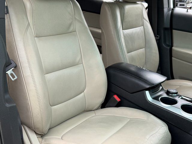 Used 2013 White Platinum Clearcoat Metallic Ford XLT image 31
