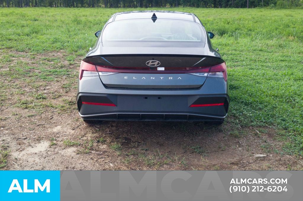 Used 2025 Gray Hyundai SEL Sport image 6