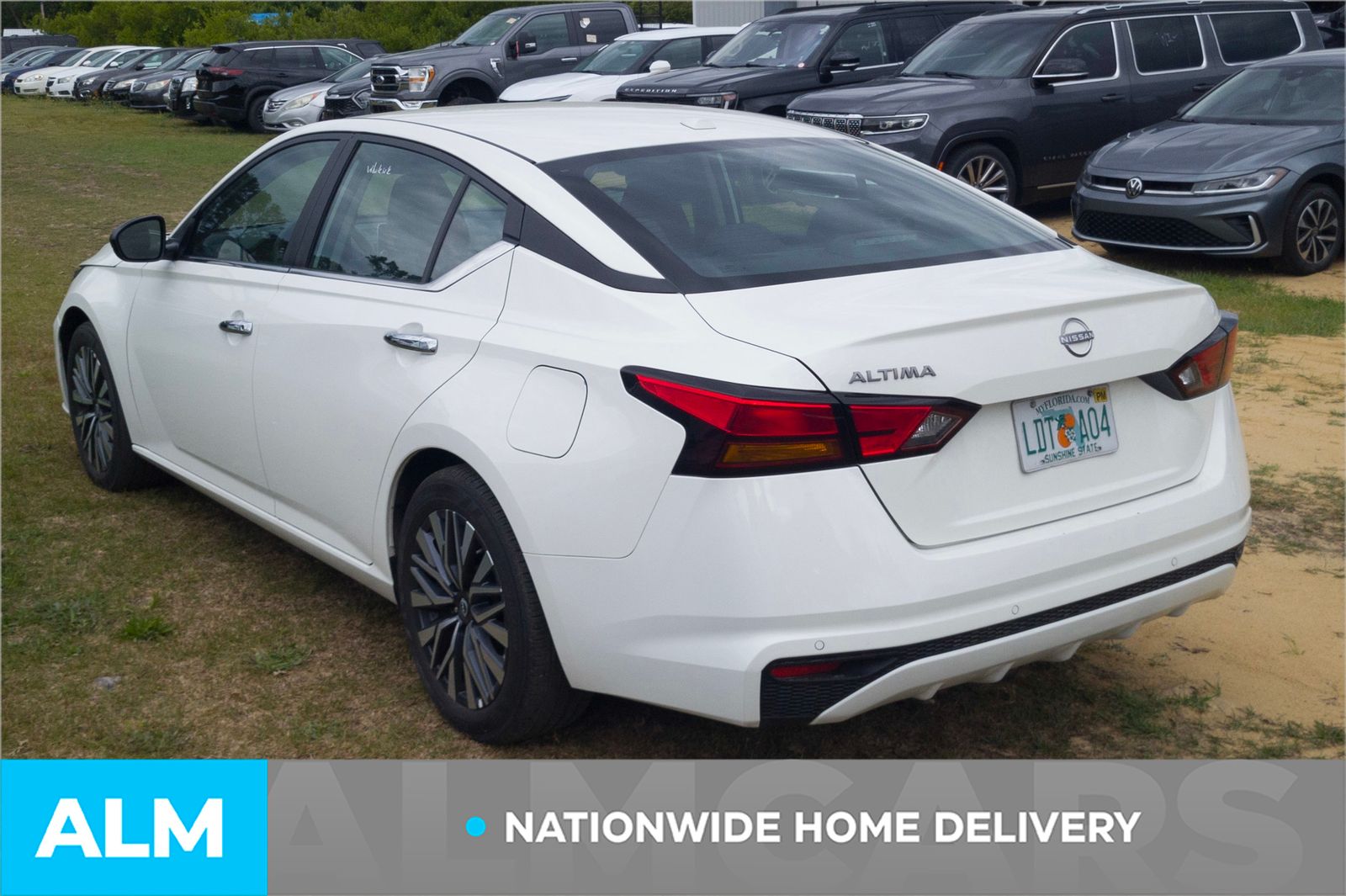 Used 2025 Glacier White Nissan 2.5 SV image 5