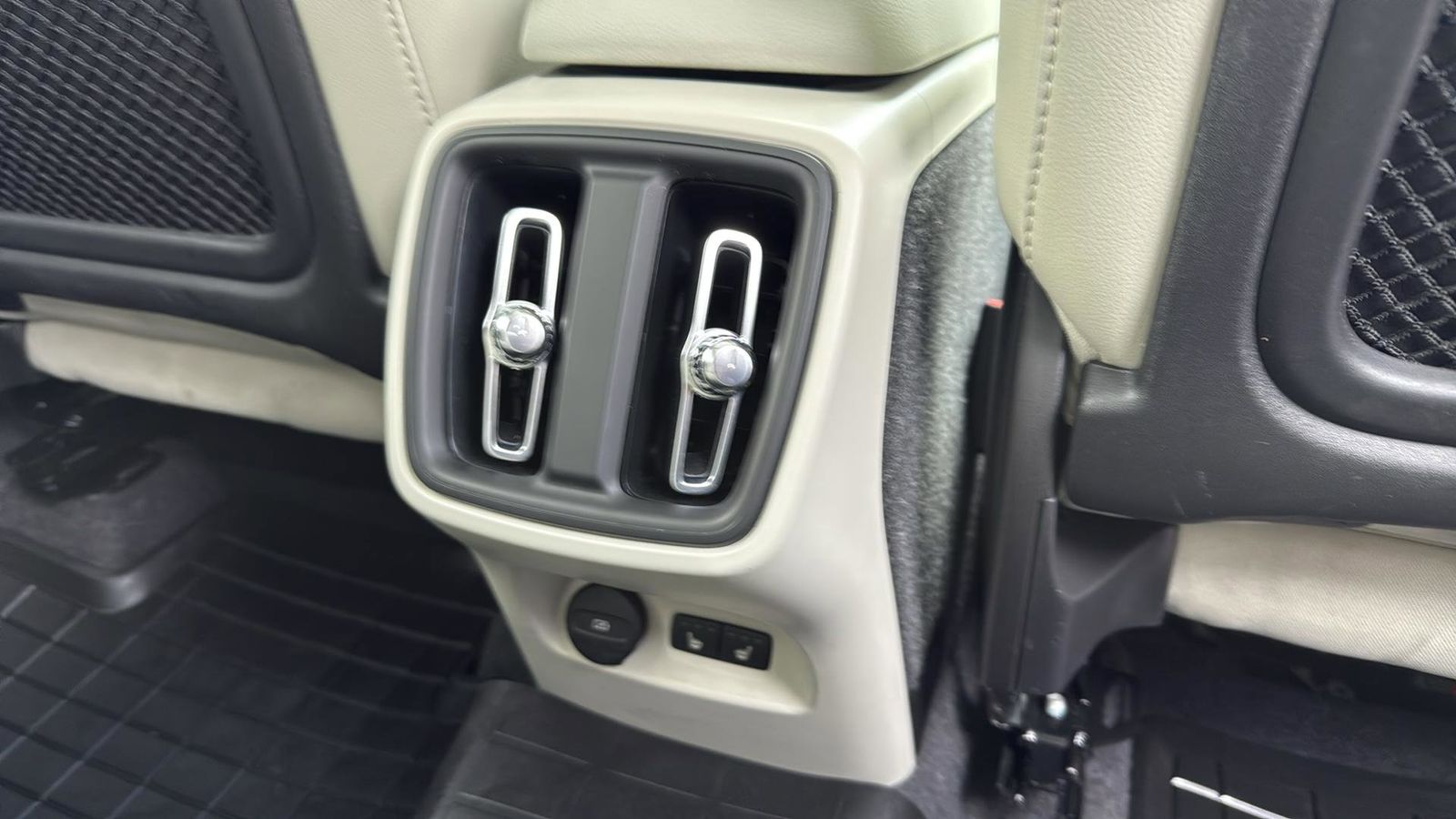 Used Car 2022 Volvo Xc40  Momentum For Sale Under $30,000 In Austin, Texas