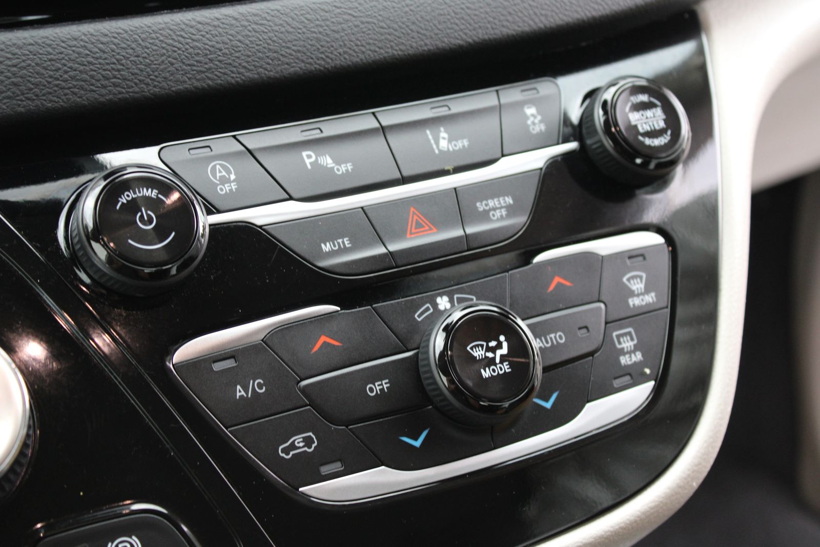 Used 2024 White Chrysler Touring L image 22