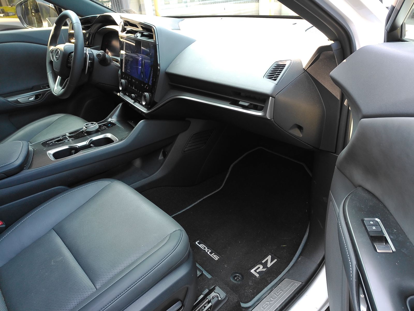 Used 2024 White Lexus 300e Premium image 27