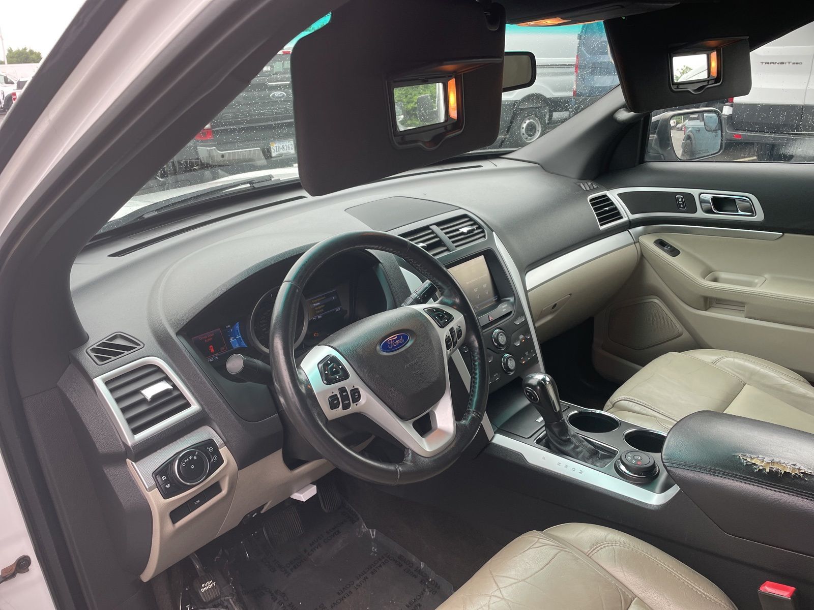 Used 2013 White Platinum Clearcoat Metallic Ford XLT image 23