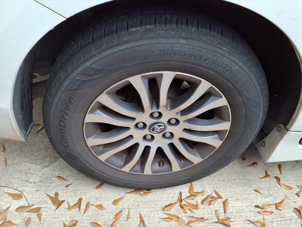 2020 Toyota Sienna XLE White at Community Toyota