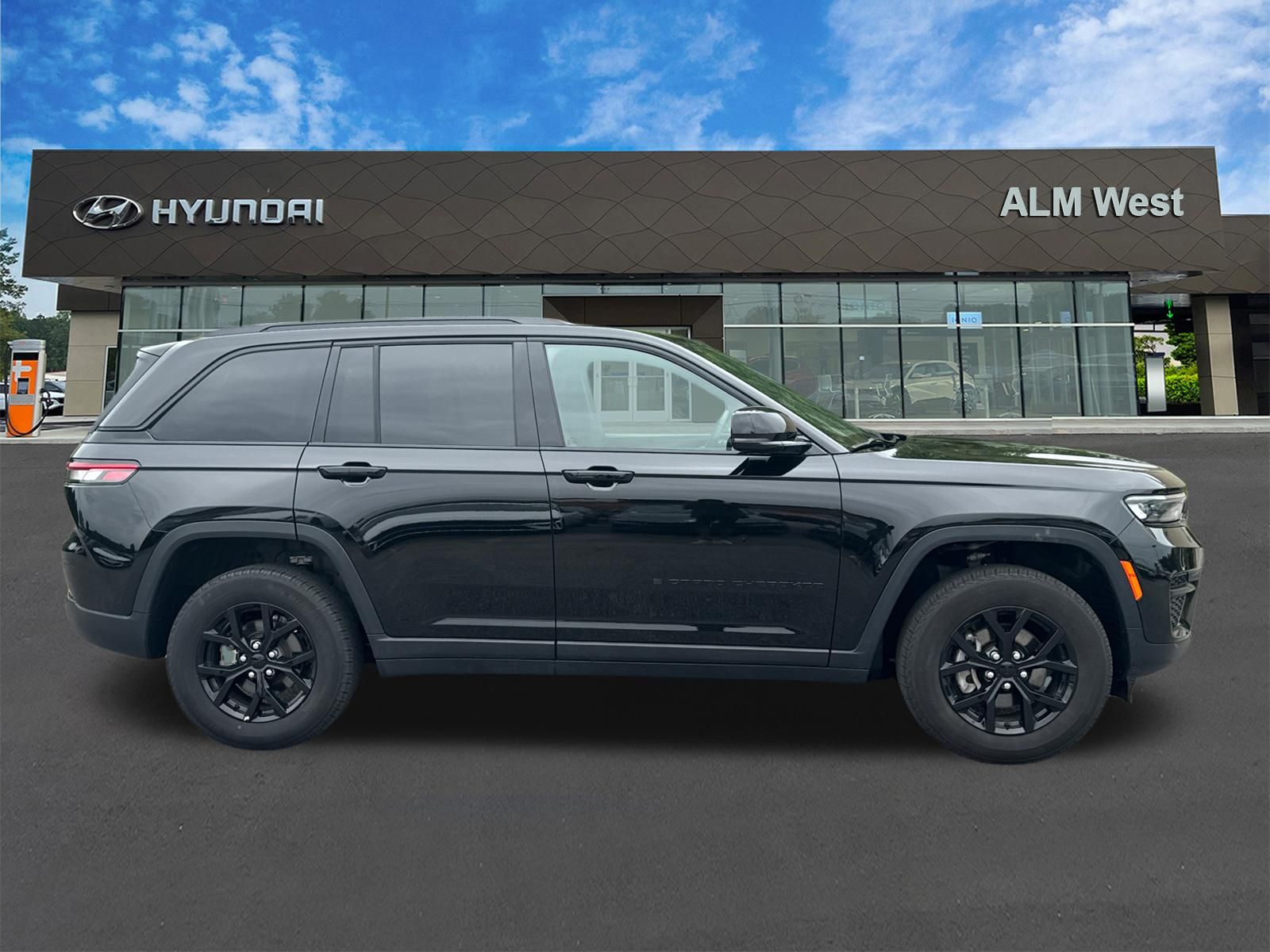 Used 2025 Black Jeep Altitude image 4