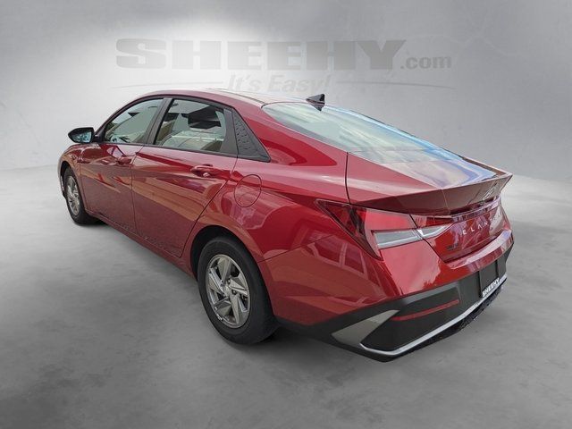 Used 2025 Red Hyundai SE image 5