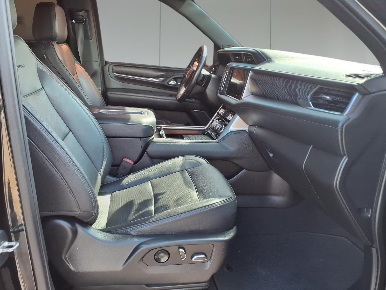 2022 GMC Yukon Denali Black at DeMontrond Auto Country