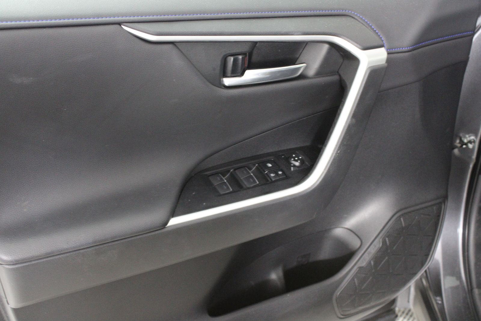 Used 2022 Gray Toyota XSE image 9