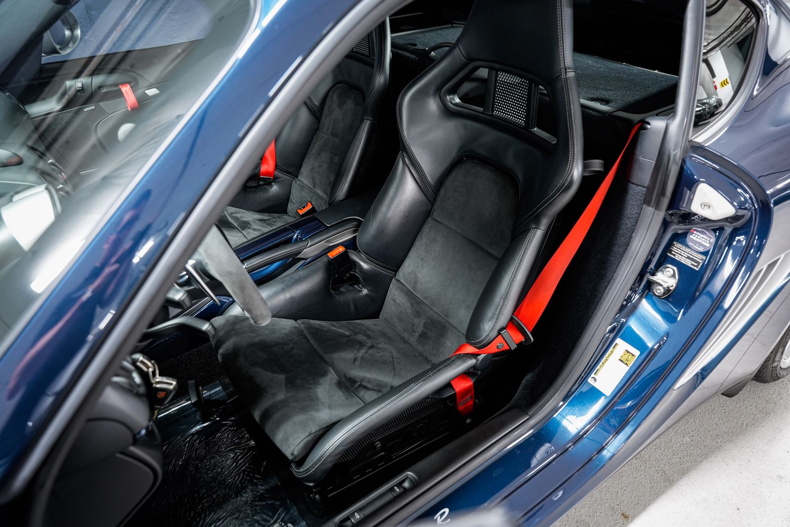 2012 Porsche Cayman R — photo 18