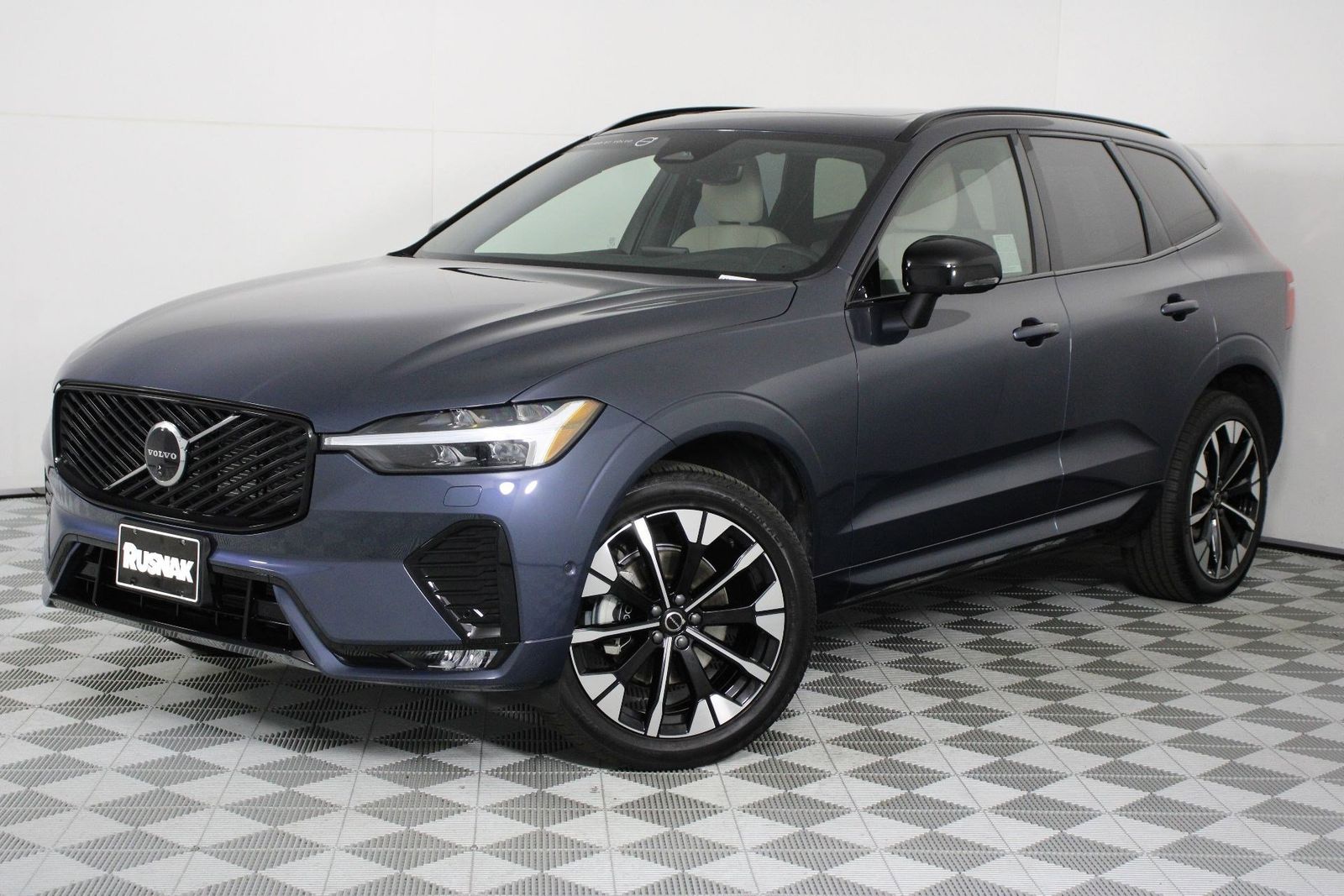 View vehicle photo 3