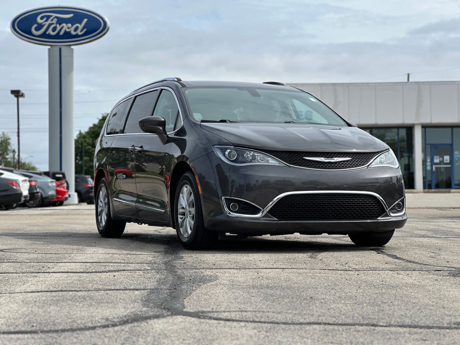 2018 Chrysler Pacifica Touring L's photo