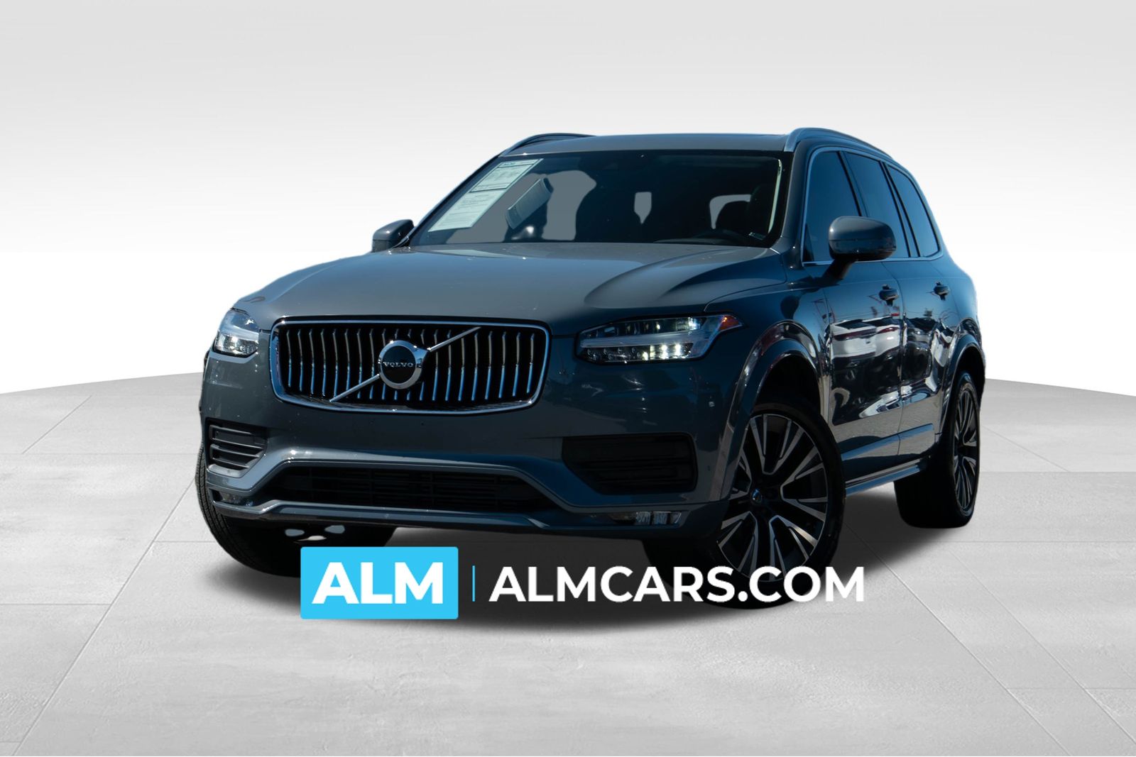 2022 Volvo XC90 Momentum's photo