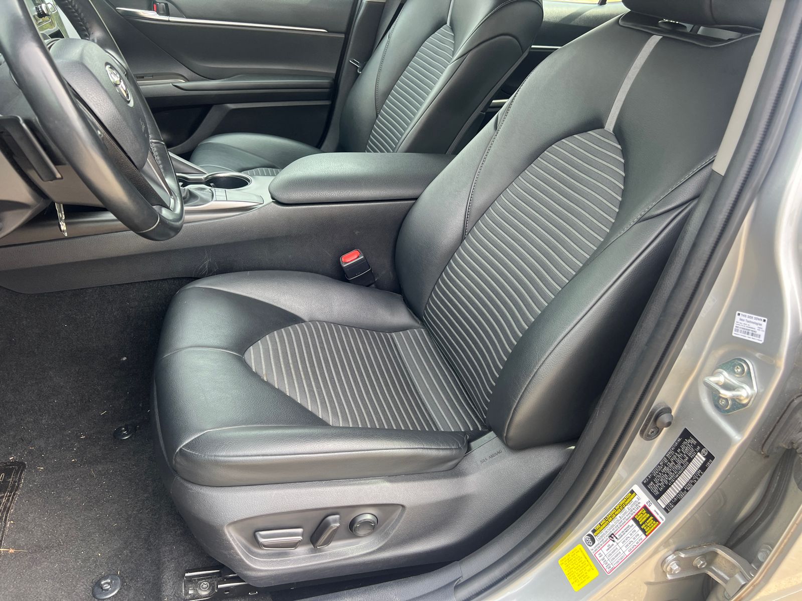 2022 Toyota Camry SE photo 9