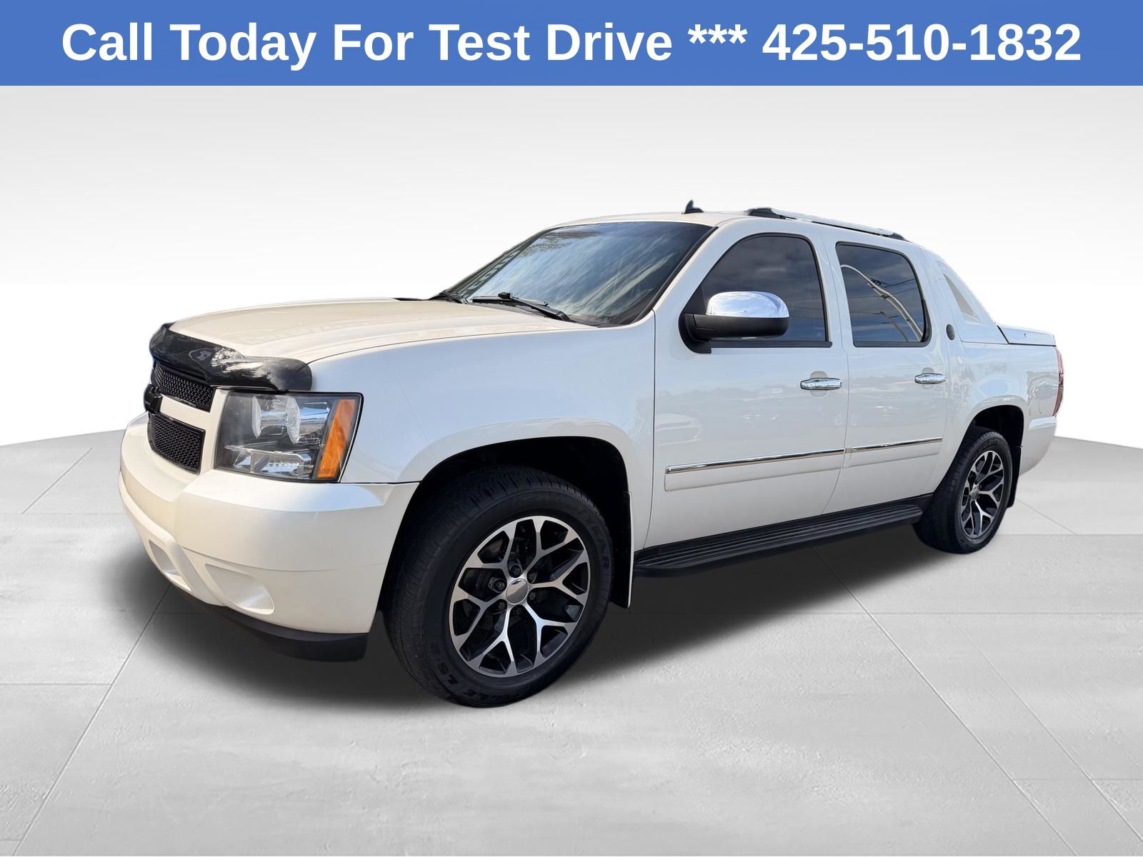 White 2013 Chevrolet Avalanche Pickup Truck Four-Wheel Drive 6-Speed Automatic