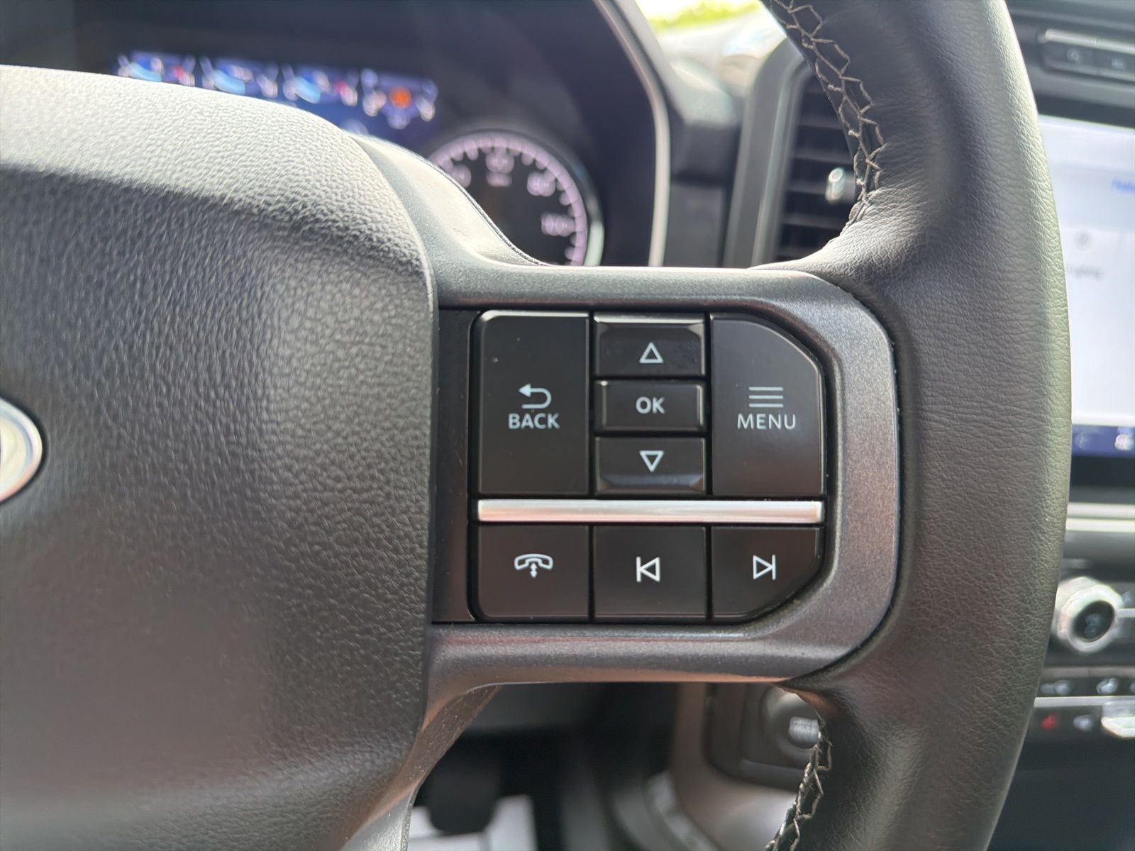 Certified Used 2023 Oxford White Ford XLT image 30