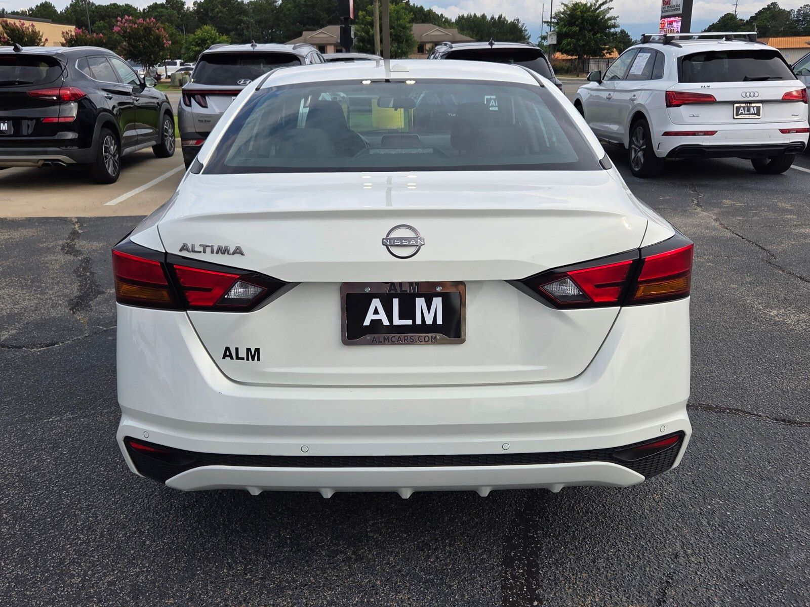 Used 2025 Glacier White Nissan 2.5 SV image 10