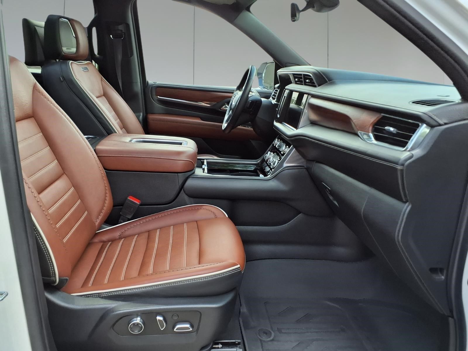 2023 GMC Yukon Denali Ultimate White at DeMontrond Auto Country