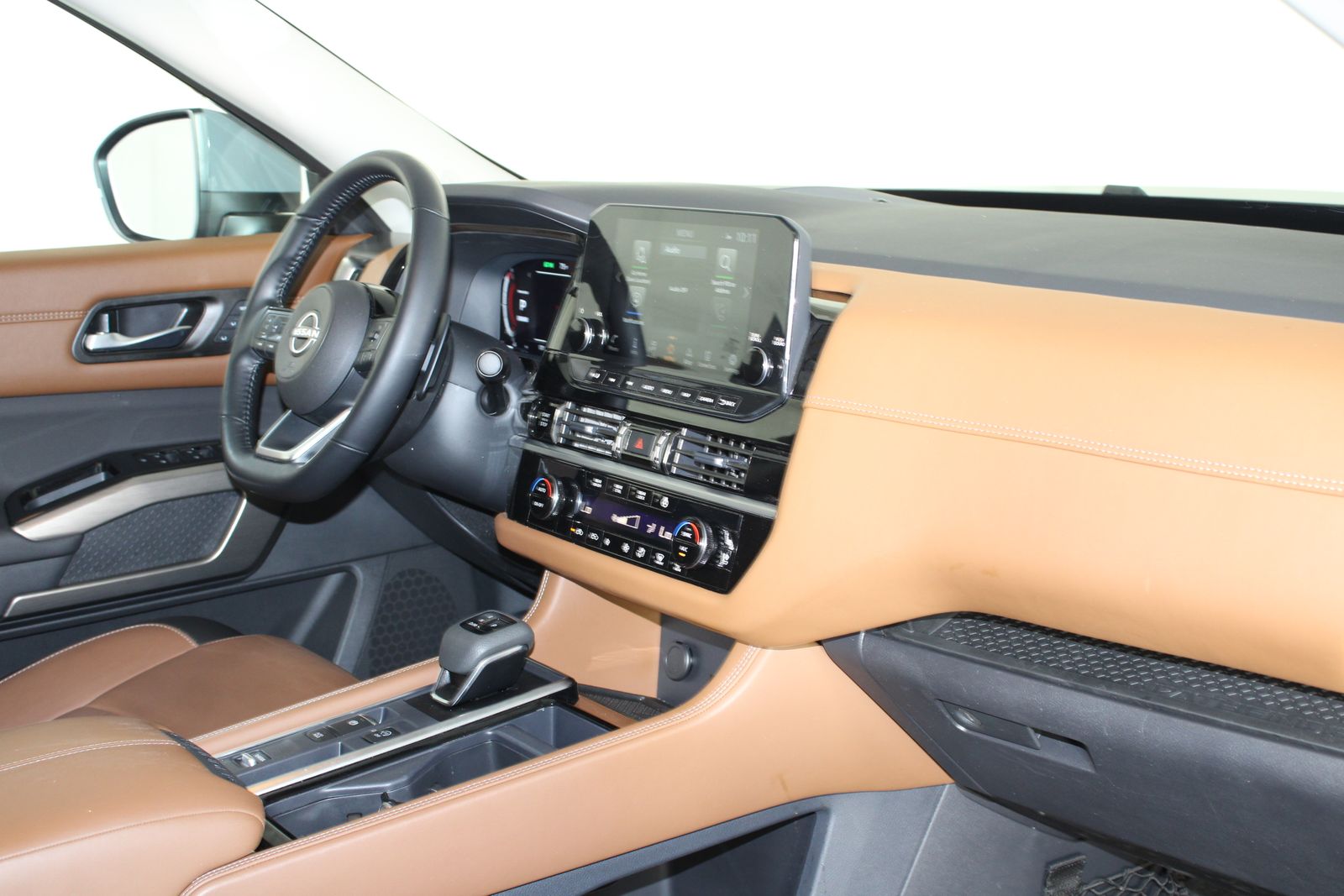 Used 2025 Gray Nissan Platinum image 24