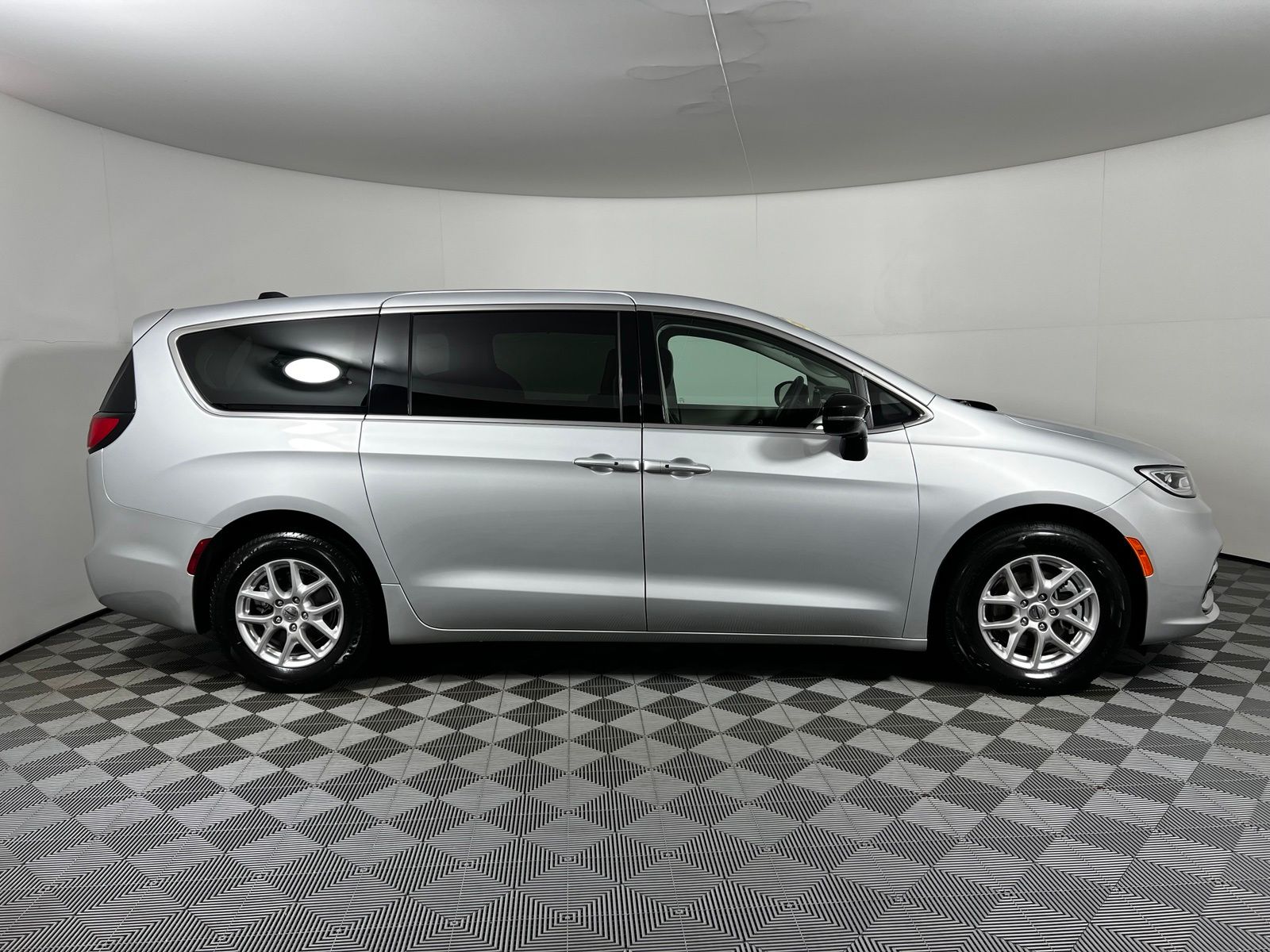 Thumbnail: 2024 Chrysler Pacifica - 4