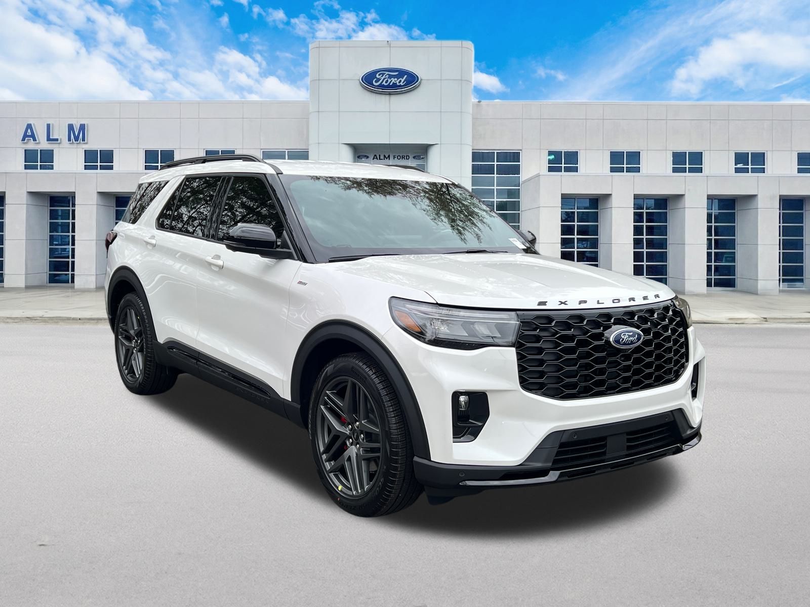 New 2026 Star White Metallic Tri-Coat Ford ST-Line image 4
