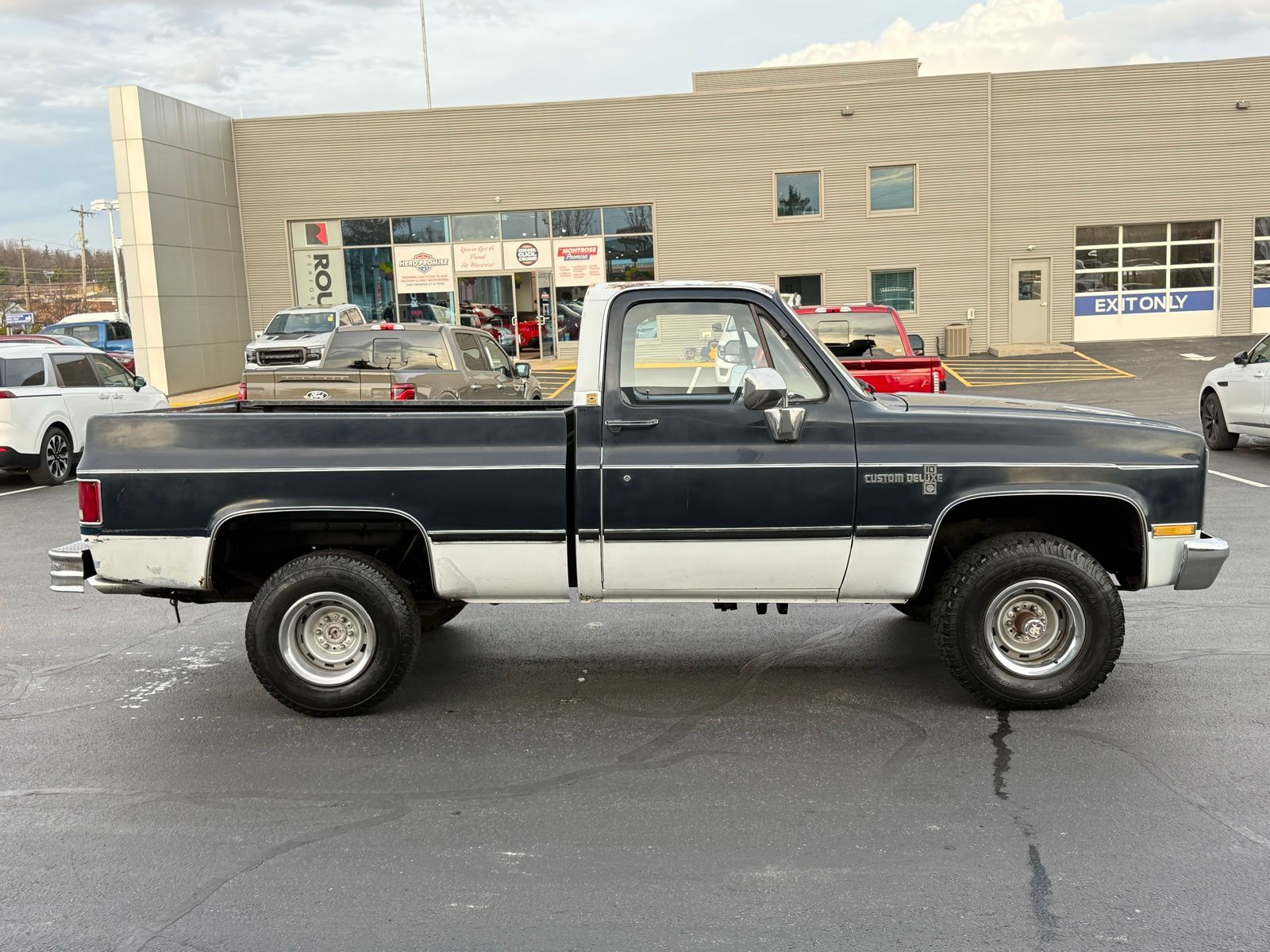 View vehicle photo 2