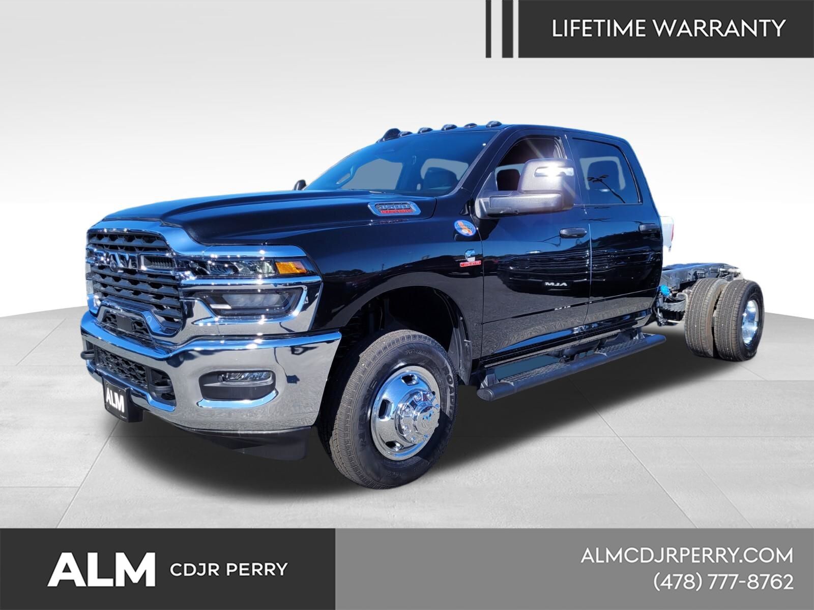 Diamond Black Crystal Pearlcoat 2026 RAM 3500 Chassis Tradesman Crew Cab LB DRW 4WD Pickup Truck Four-Wheel Drive 8-Speed Automatic