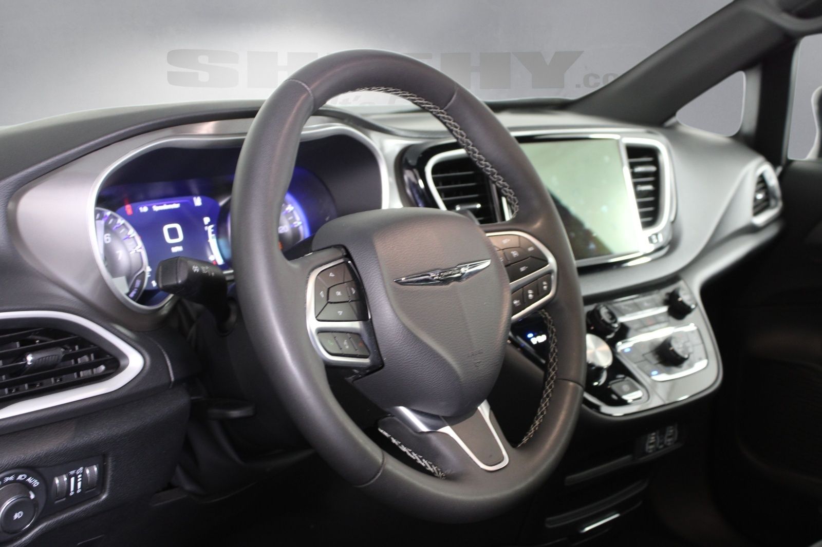 Used 2025 Black Chrysler Select image 3