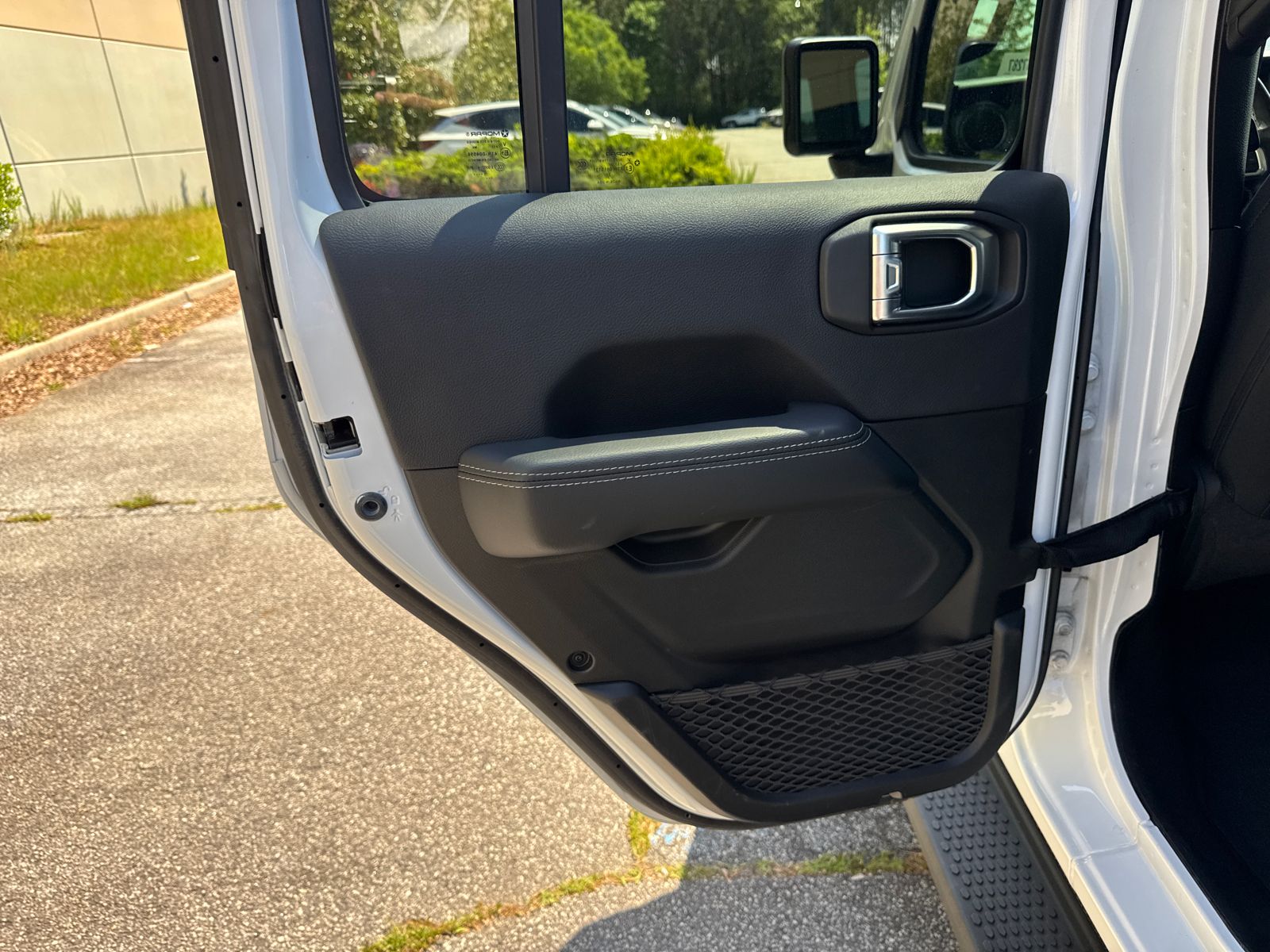 Used 2022 White/off-white Jeep Unlimited Sahara image 21