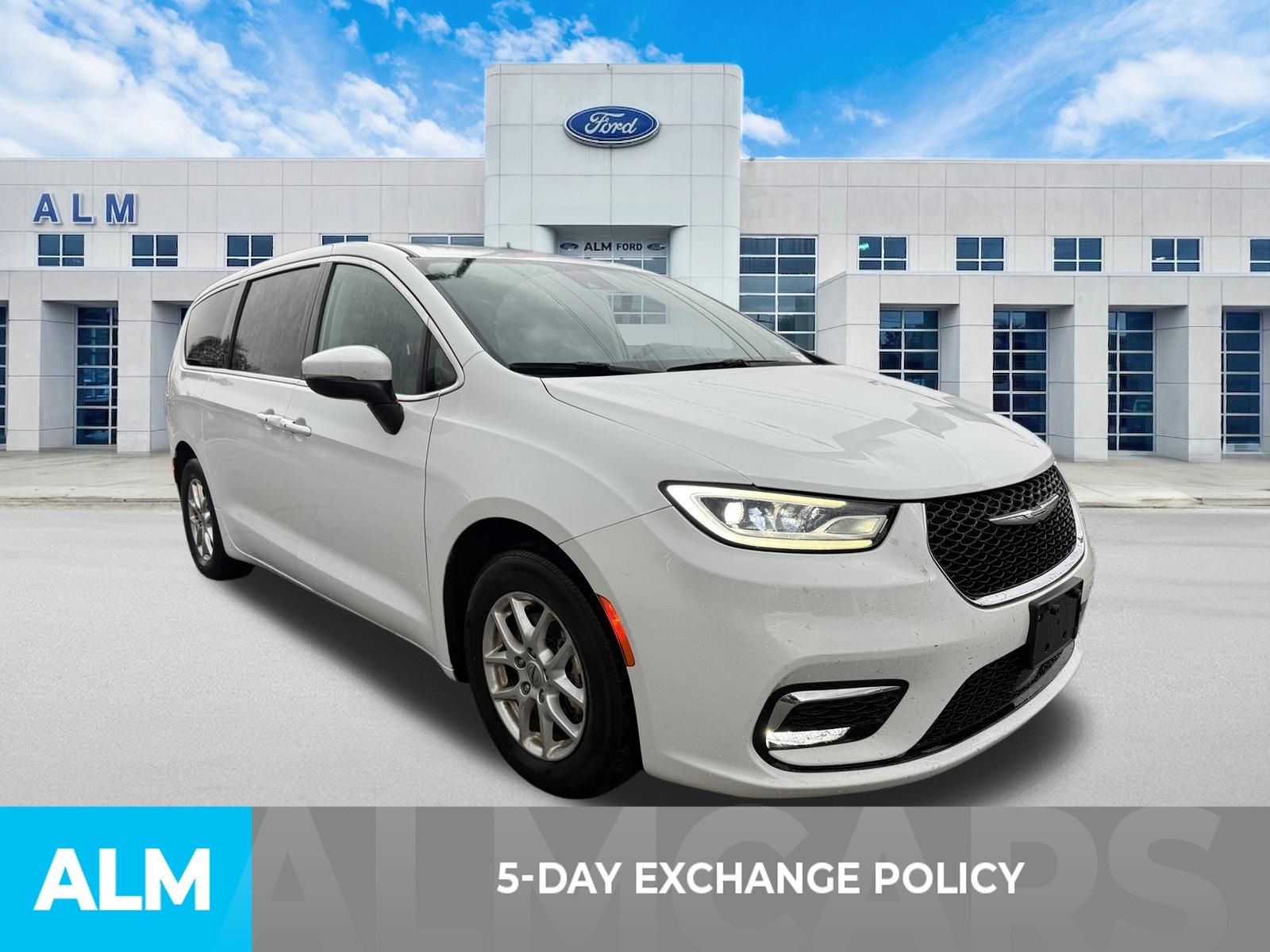 Used 2023 Bright White Clearcoat Chrysler Touring L image 3