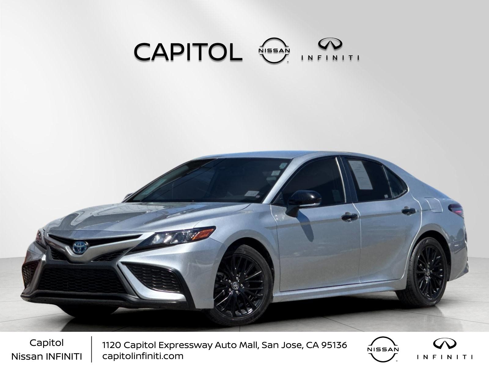 2022 Toyota Camry SE Hybrid's photo