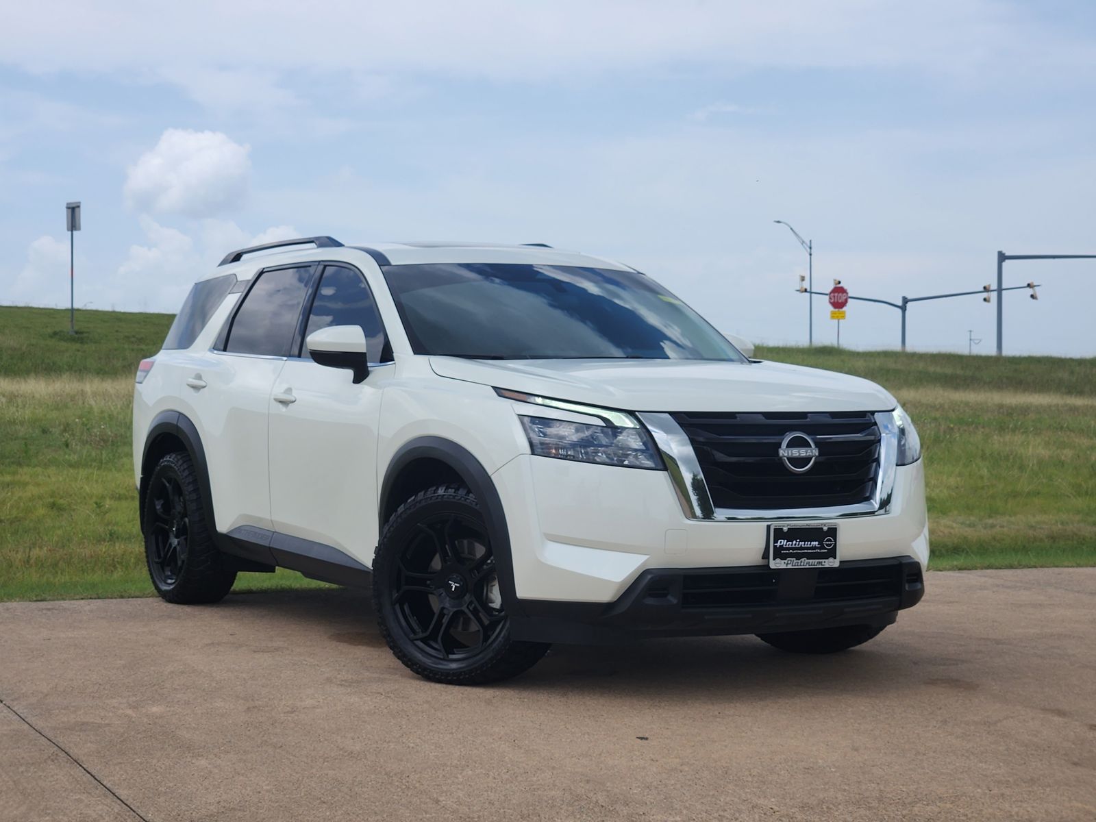 Pearl White Tricoat 2024 Nissan Pathfinder SUV / Crossover Front-Wheel Drive 9-Speed Automatic