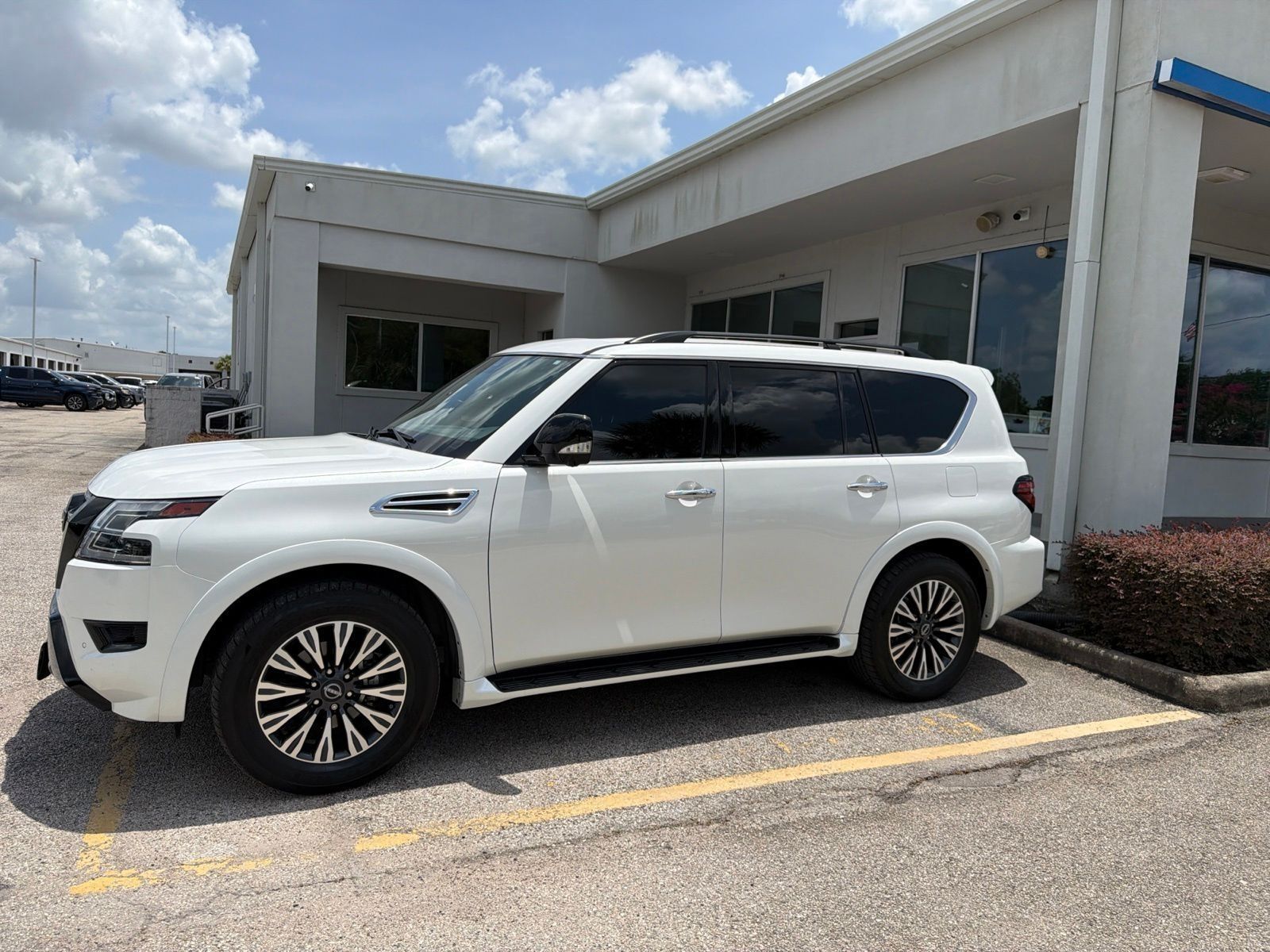 Aspen White Tricoat 2023 Nissan Armada SUV / Crossover 4X2 7-Speed Automatic