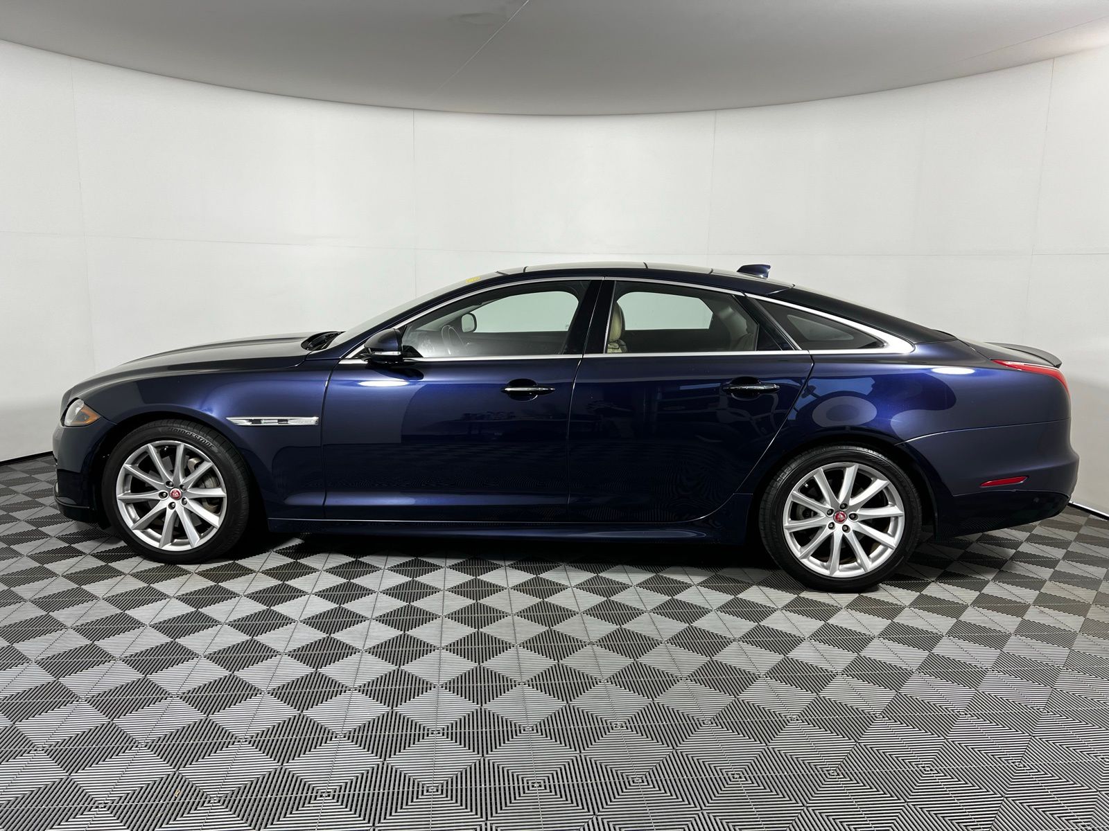 Thumbnail: 2016 Jaguar XJ - 8