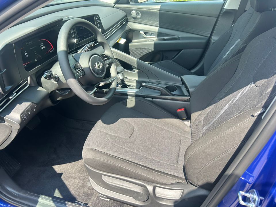2025 Hyundai Elantra SE photo 9