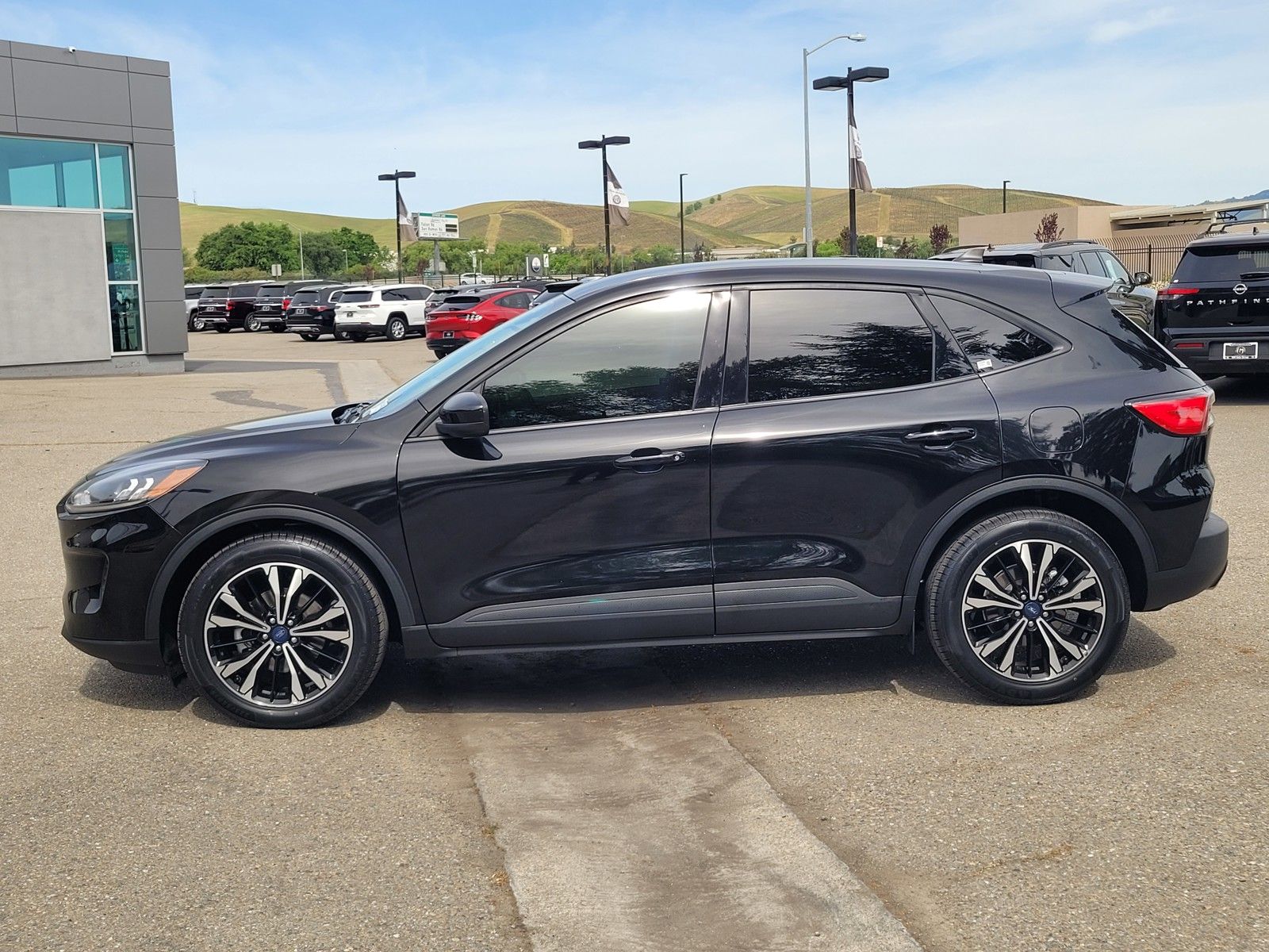 Used 2022 Black Ford SE image 7