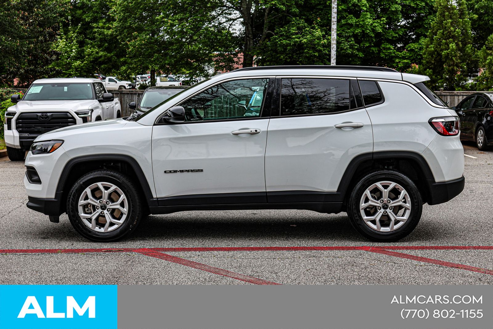Used 2025 White Jeep Latitude image 9