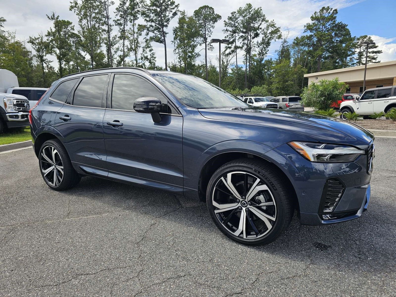 2024 Volvo XC60 B5 Ultimate Dark Theme AWD